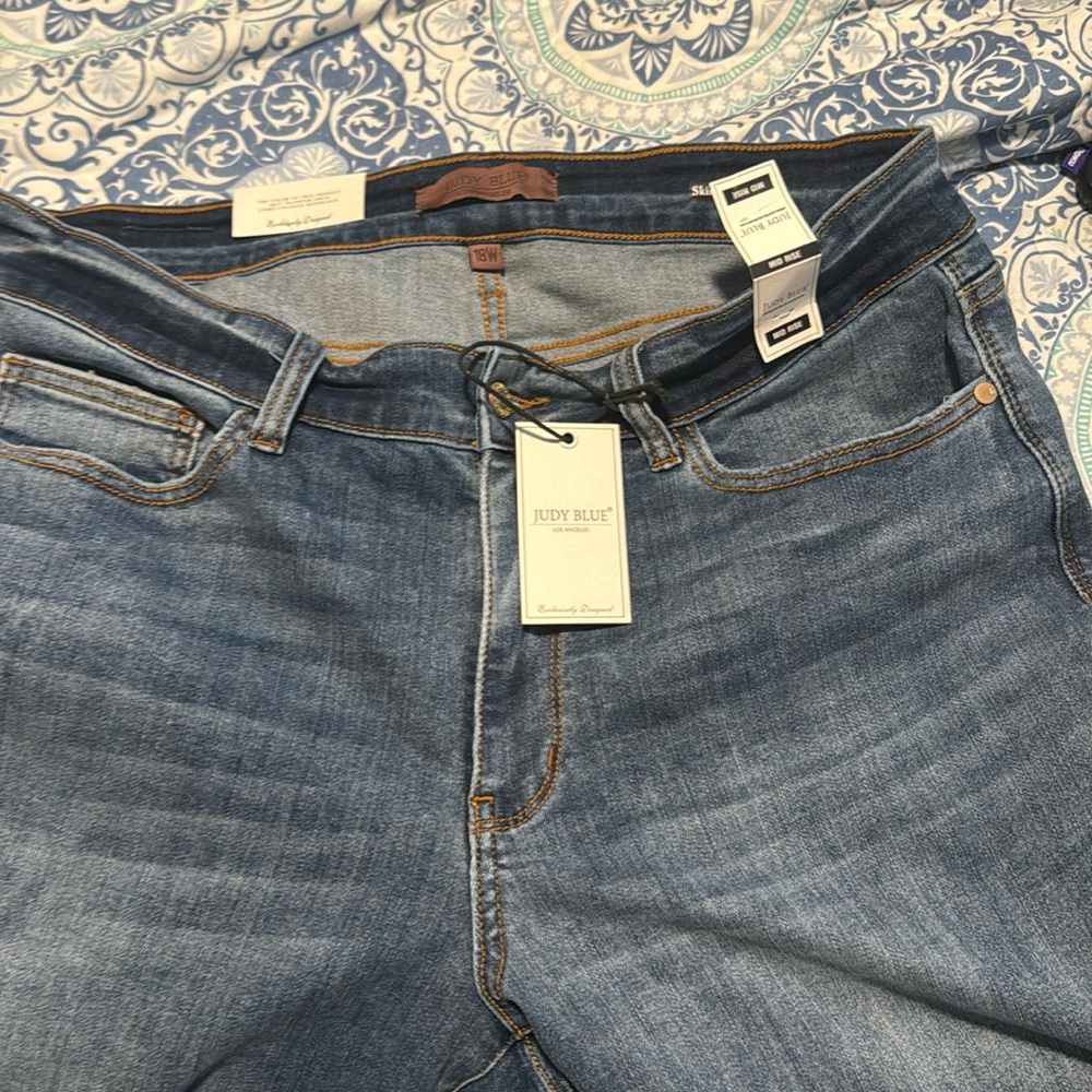 Judy Blue mid-rise capris